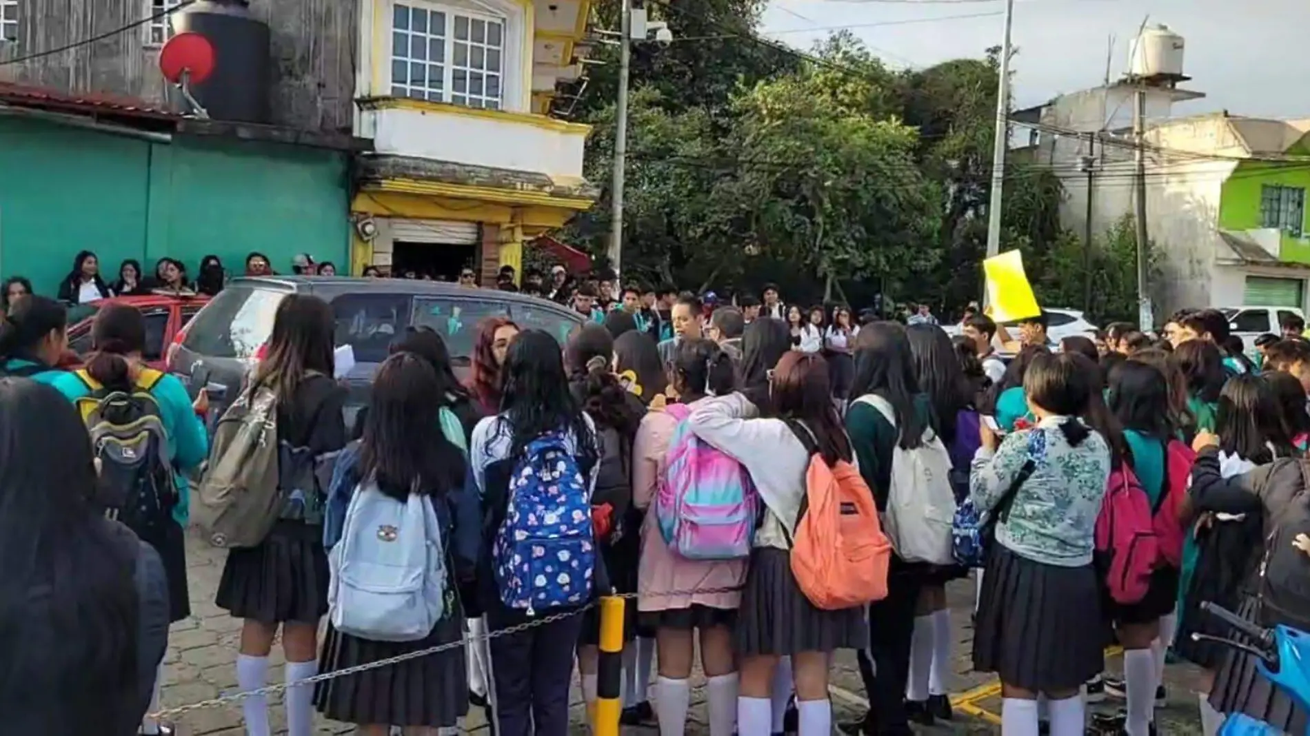 La manifestación fue en las afueras de la escuela